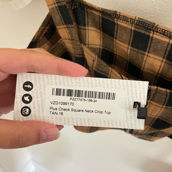 NWT Boohoo plus check square neck crop top - Picture 4 of 9